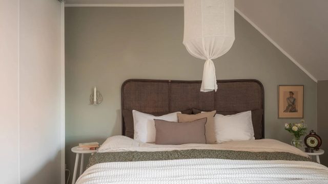 Pehmete toonidega katusekorruse magamistuba