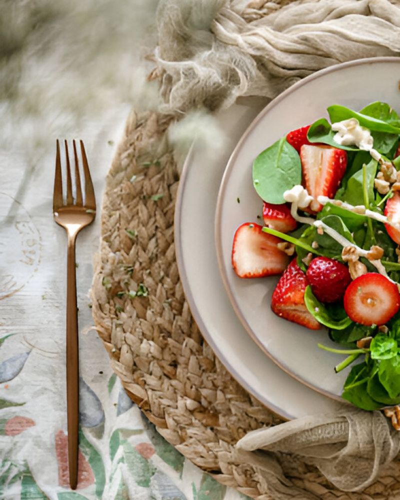Roheline salat maasikate, pähklite ja jogurtikastmega