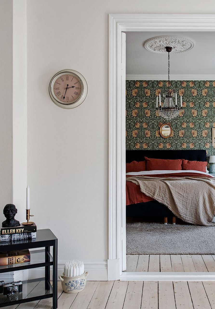 Magamistuba, mille seinu katab efektne William Morris tapeet
