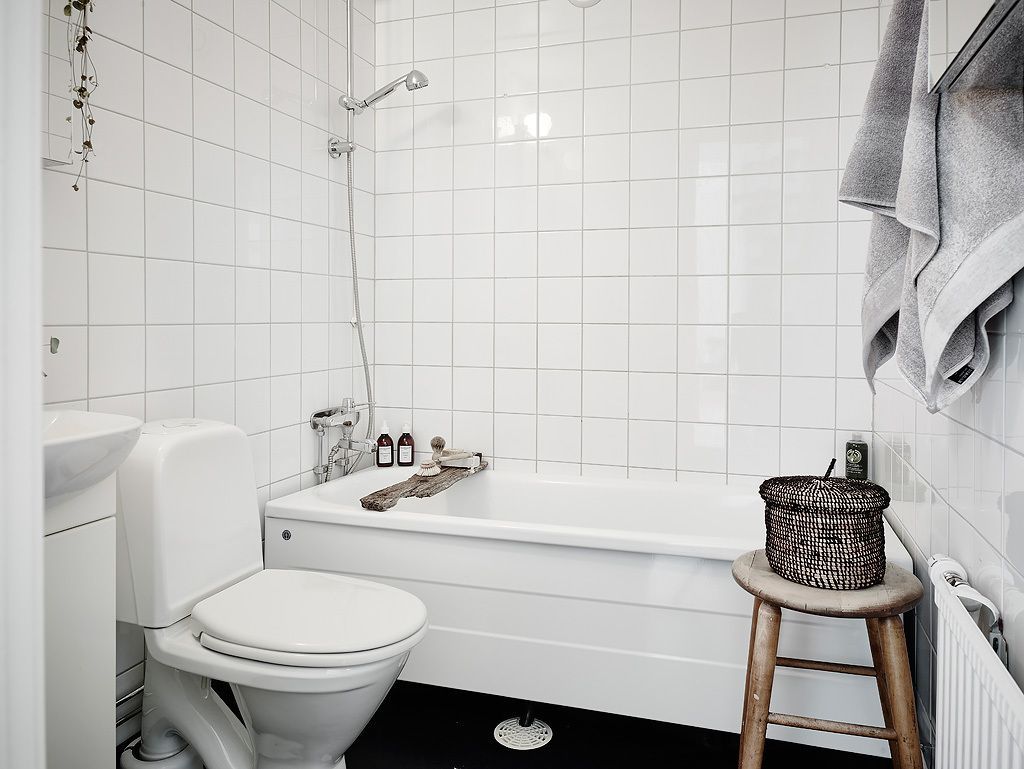 Puit on ju ilus ning kuna vannitoas seda palju ei kasutata, siis tundub üks puitdetail olevat omal kohal. Vana talu istepink, mis saanud aja jooksul nii vett kui vihma, võib leida taas koha siseruumidesse, kuhu võib ideaalselt sobituda. Samuti sobitub ka uus istepink nii põhjamaise käekirjaga kui ka maakodu stiiliga vannituppa.