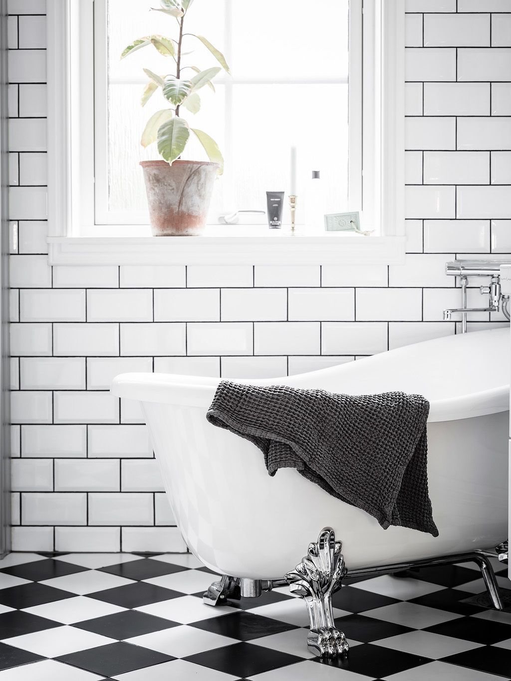 Kuidas näeks vannitoas välja valge keraamiline plaat koos musta vuugitäitega 