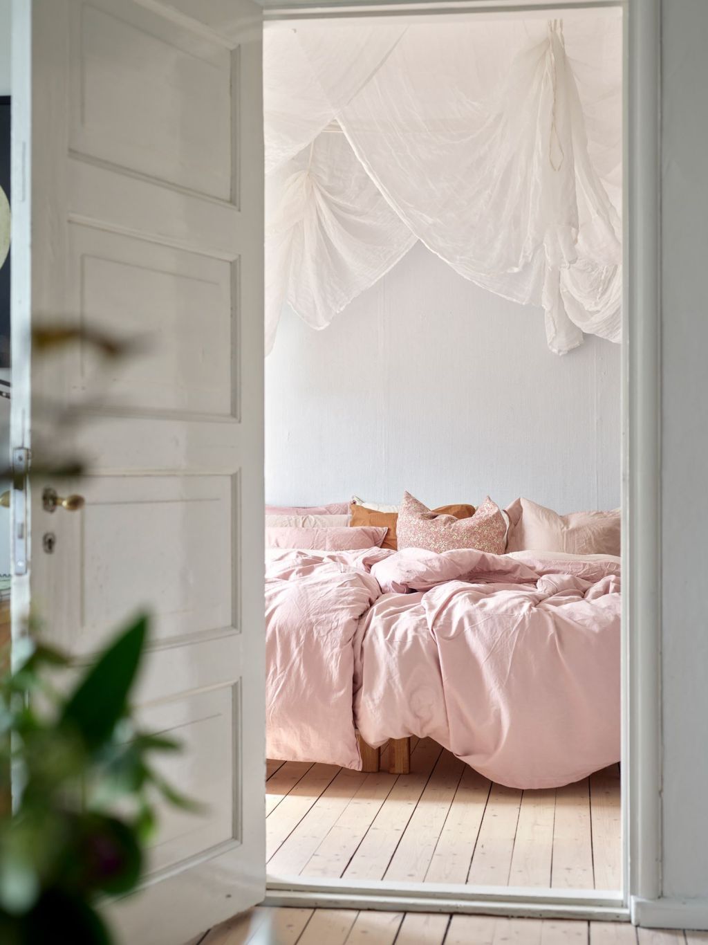 Roosa voodipesu tekstiil, hubases magamistoas